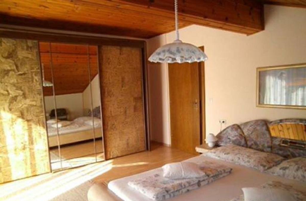Haus Freitag Apartment Милщат Стая снимка
